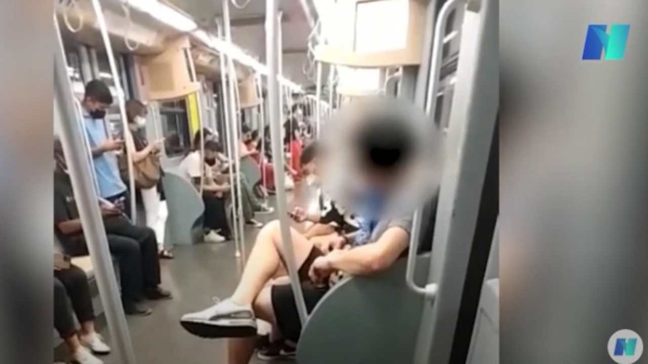 Due ragazzi sniffano cocaina in metrò a Milano davanti a tutti: il