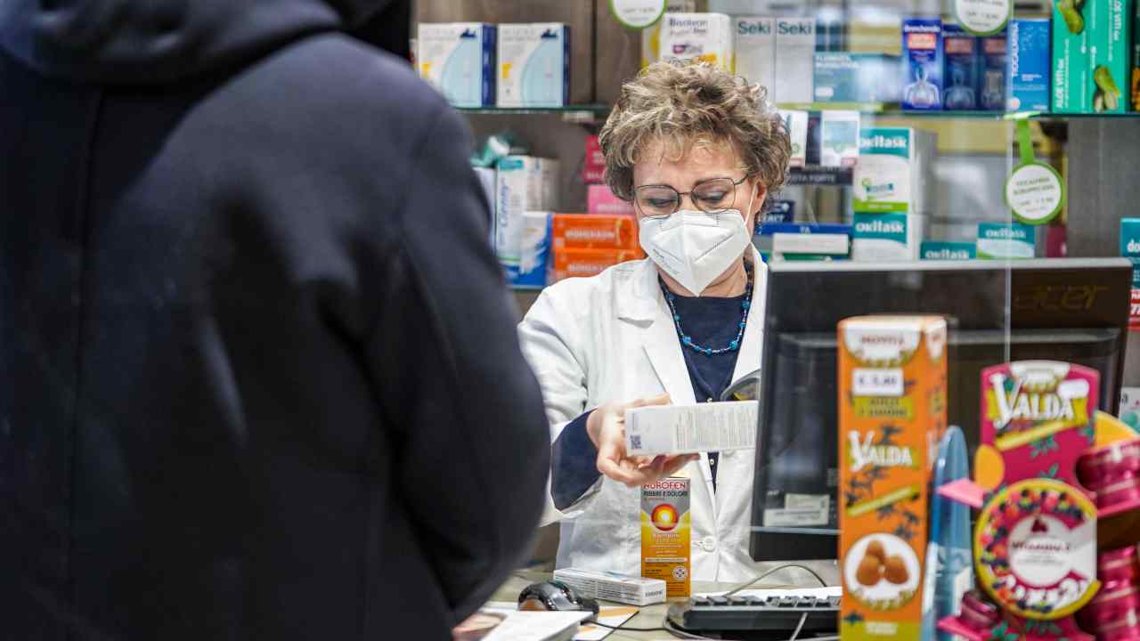 Uomo entra in farmacia senza mascherina da positivo