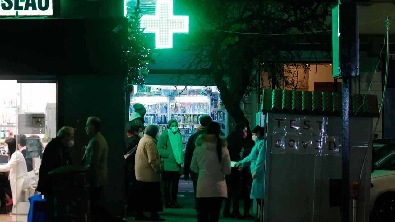 Uomo entra in farmacia senza mascherina da positivo