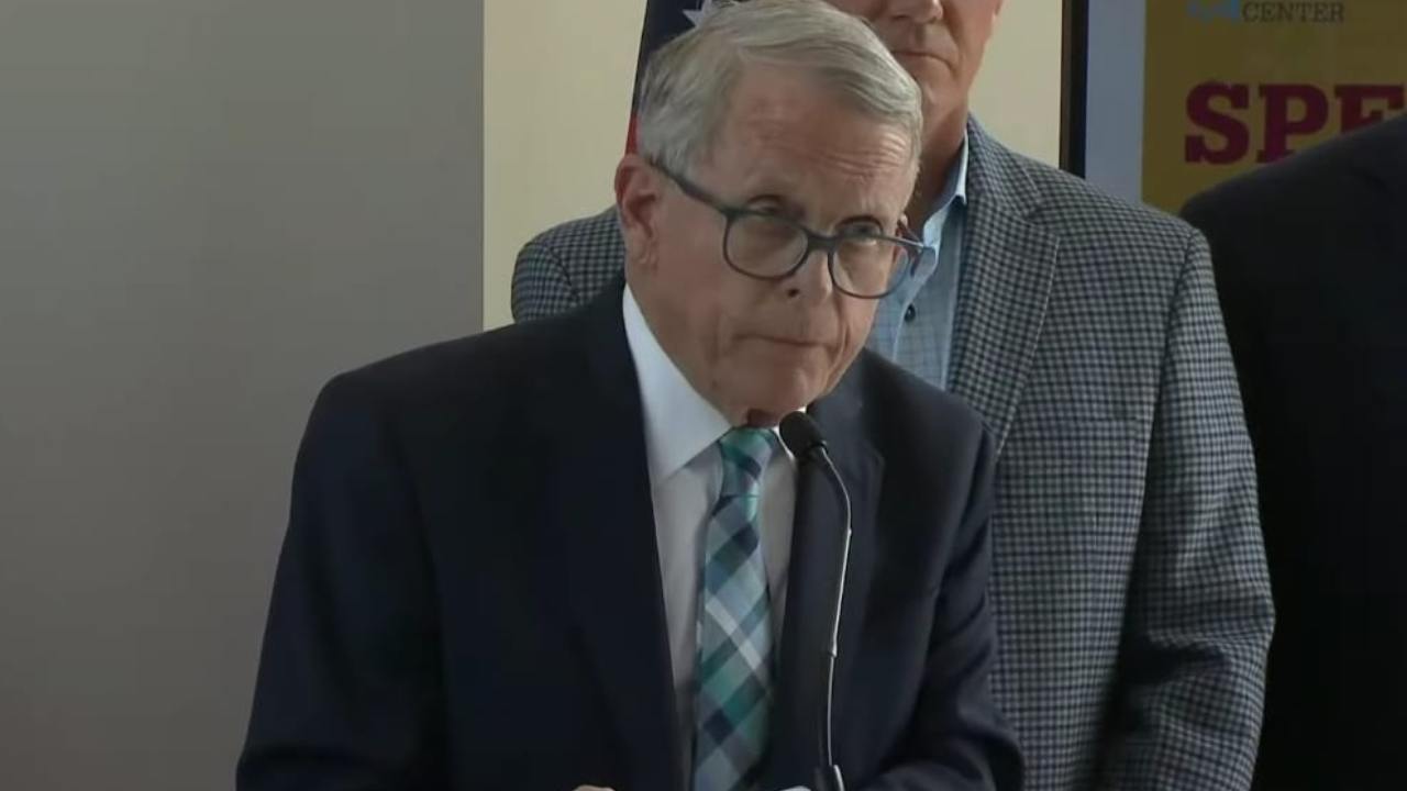 Mike Dewine firma ordinanza su armi nelle scuole dell'Ohio 