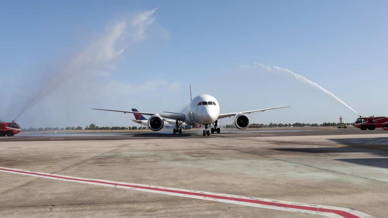 Aereo chiede atterraggio d'emergenza