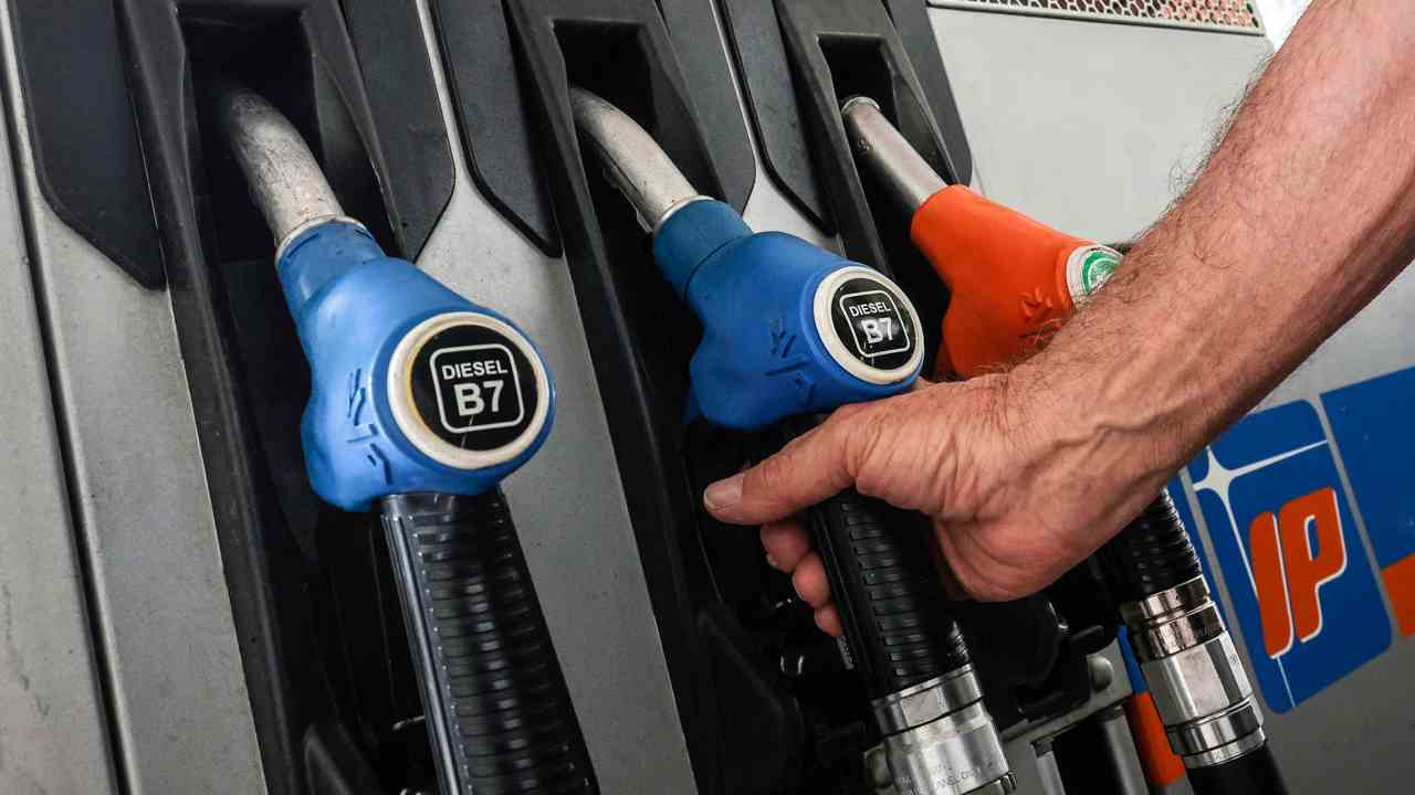 Benzina, consigli per spendere meno