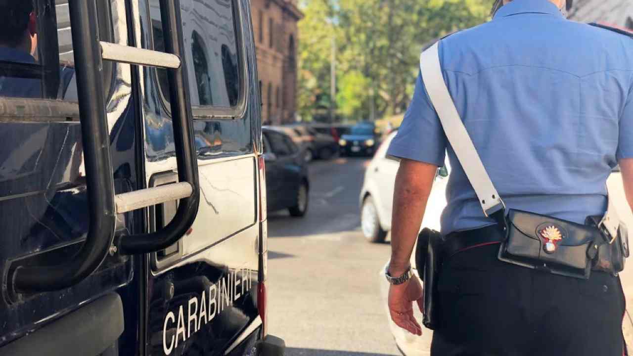 Carabinieri indagano sulla morte di una anziana donna 