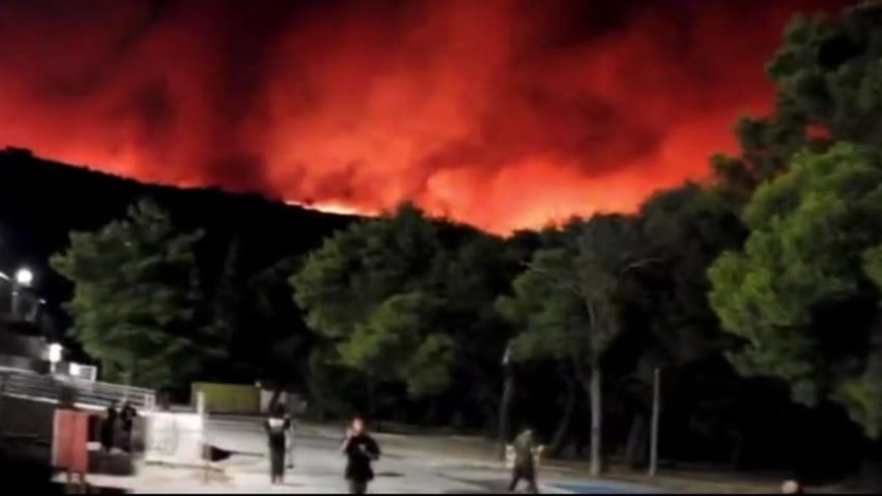 Maxi incendio in Grecia