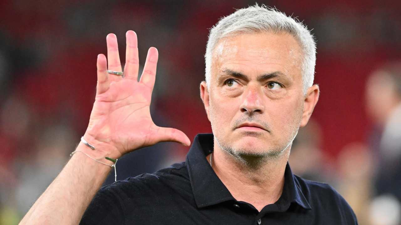 Mourinho "chiama" Mattarella,ironia sui social