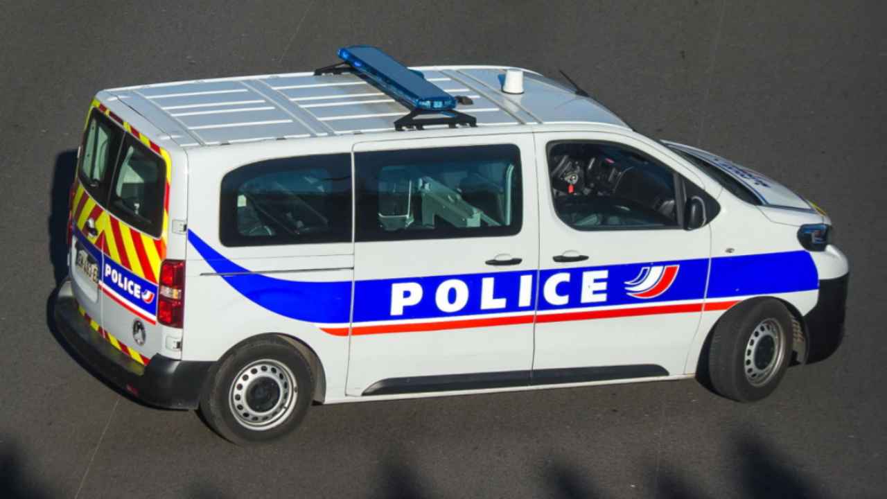 Attacco a Parigi, un morto e 4 feriti