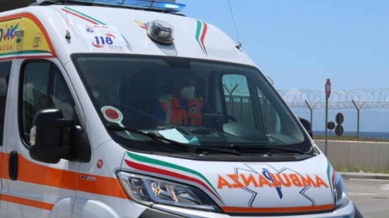 Ragazzino in bibicletta travolto da auto