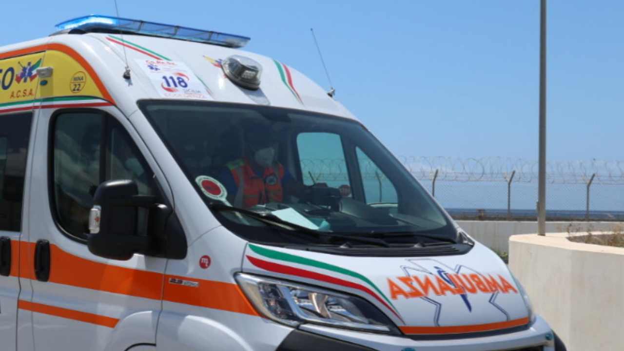 Ambulanza, sedicenne violentata