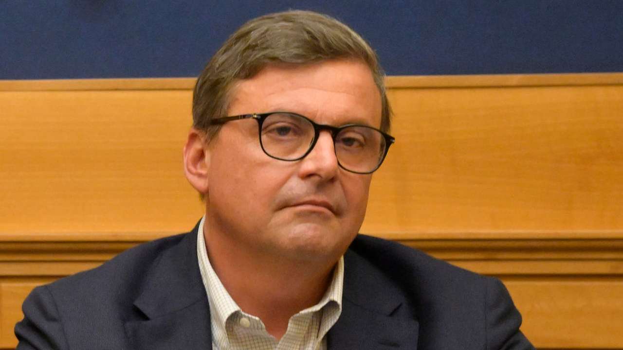 Pioggia di insulti per Calenda