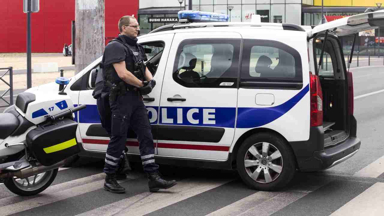 Polizia francese uccide uomo armato di coltello