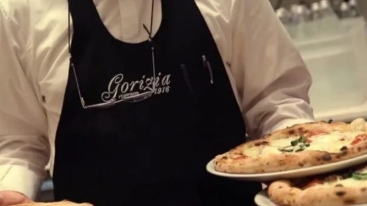 Scontrino di una nota pizzeria napoletana fa discutere