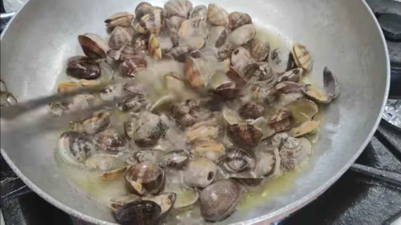 Paura per una donna che ha mangiato delle vongole