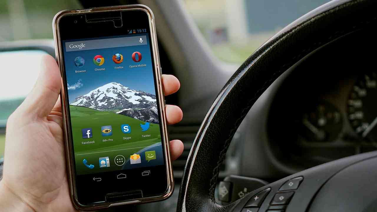 smartphone alla guida