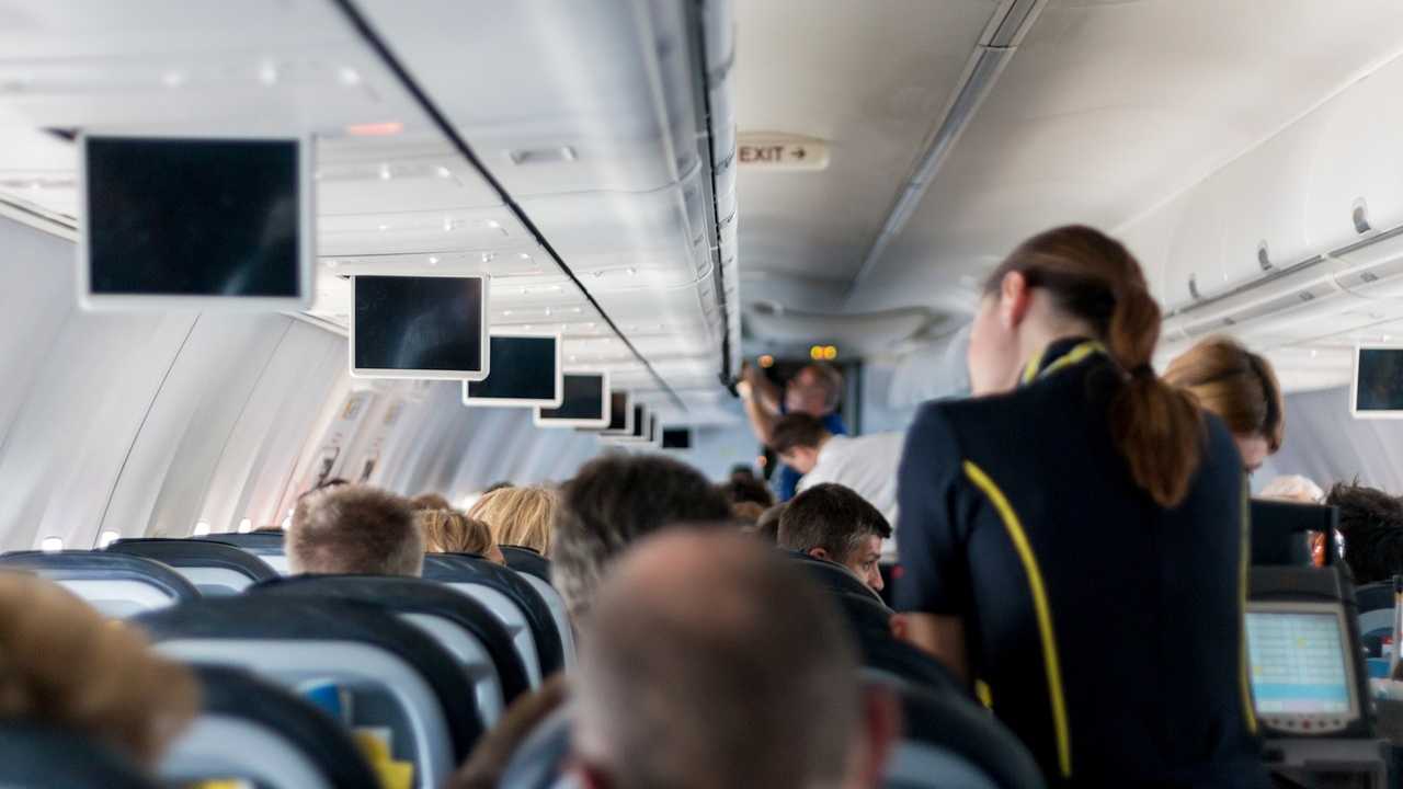 Aereo atterraggio d'emergenza causa gin tonic