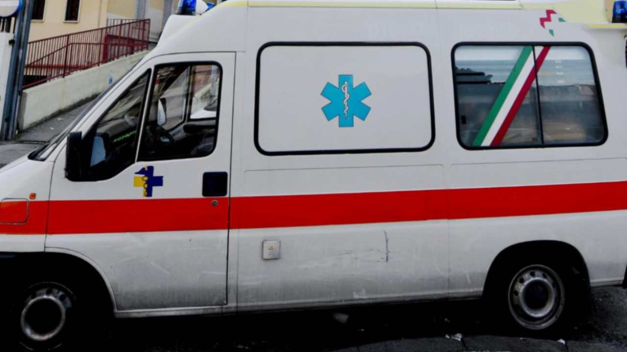 Auto esce si strada, morto un ragazzo