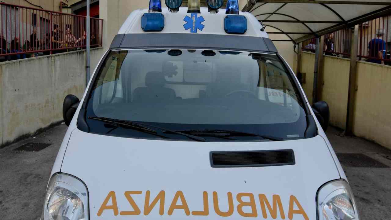 Auto esce si strada, morto un ragazzo