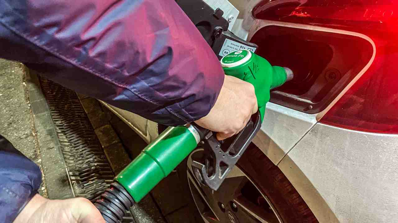 Cala ancora il prezzo della benzina 