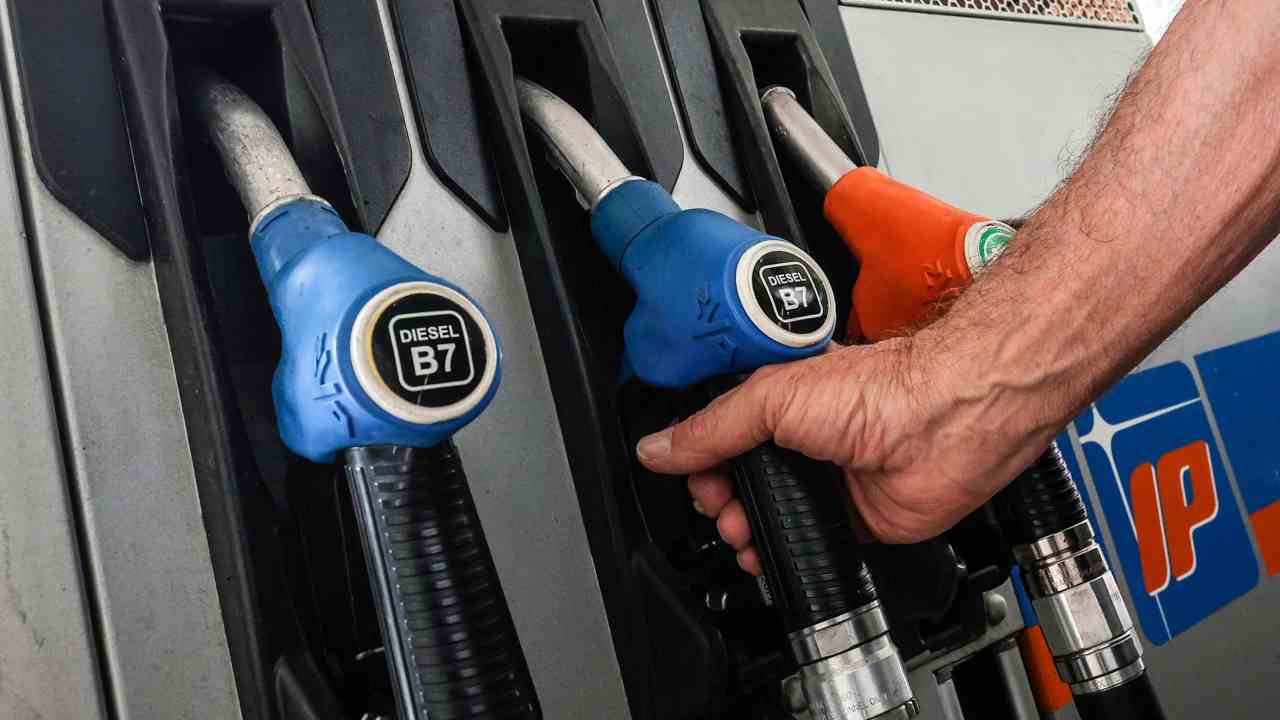 Cala ancora il prezzo della benzina 