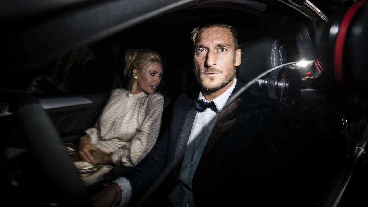 Totti e Blasi vengono distrutti dal giornalista