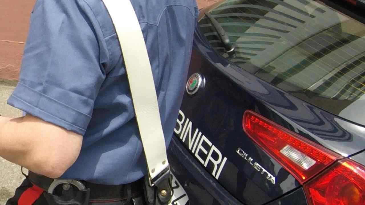 Carabinieri salvano bambino intrappolato in auto