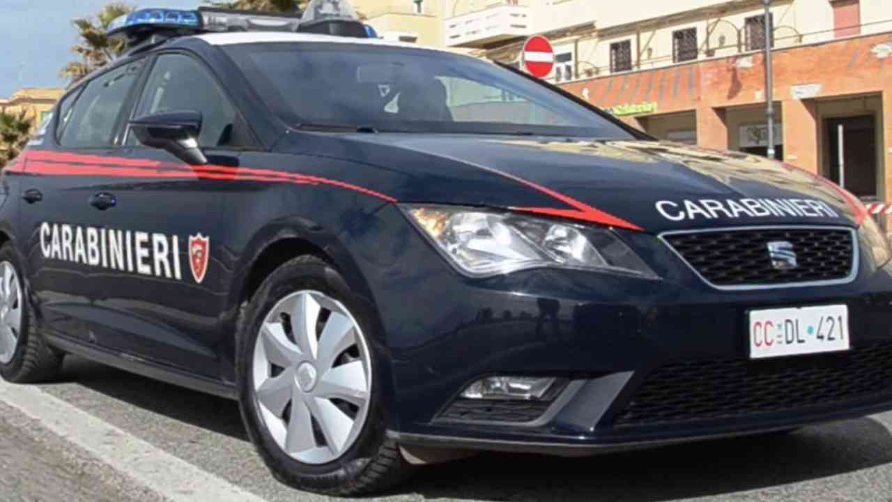 Carabinieri salvano bambino intrappolato in auto