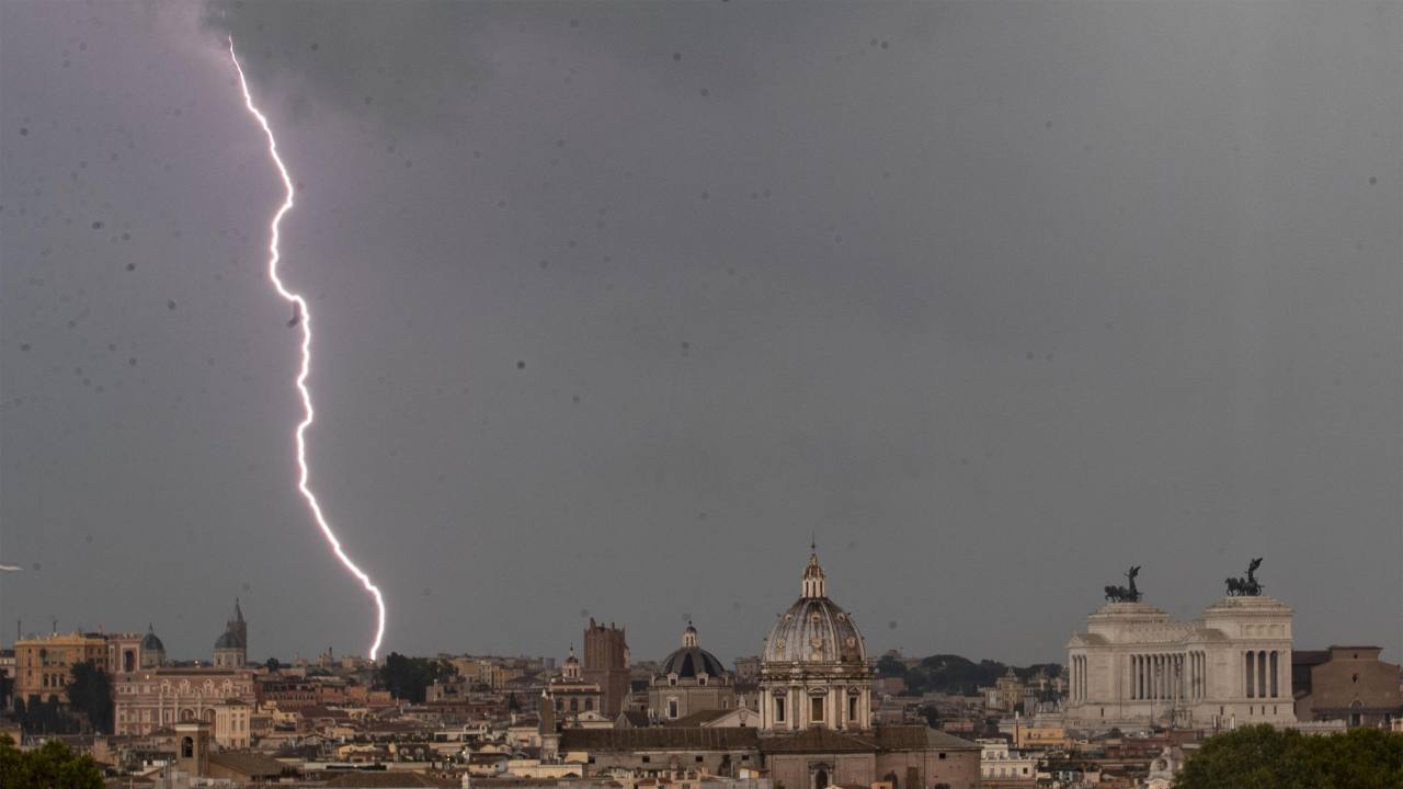 Viene colpito da un fulmine mentre gioca ai videogame