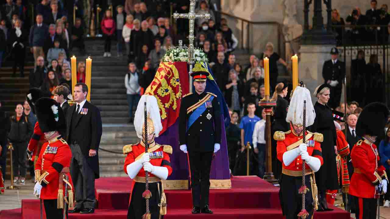 Chi è l'uomo che si è buttato sulla bara della Regina Elisabetta