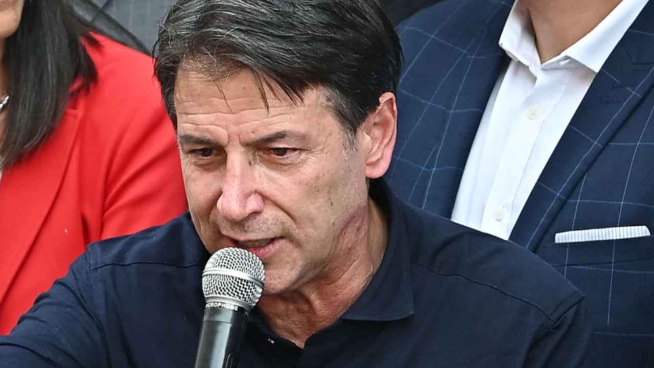 Giuseppe Conte contro Meloni ed il Rdc