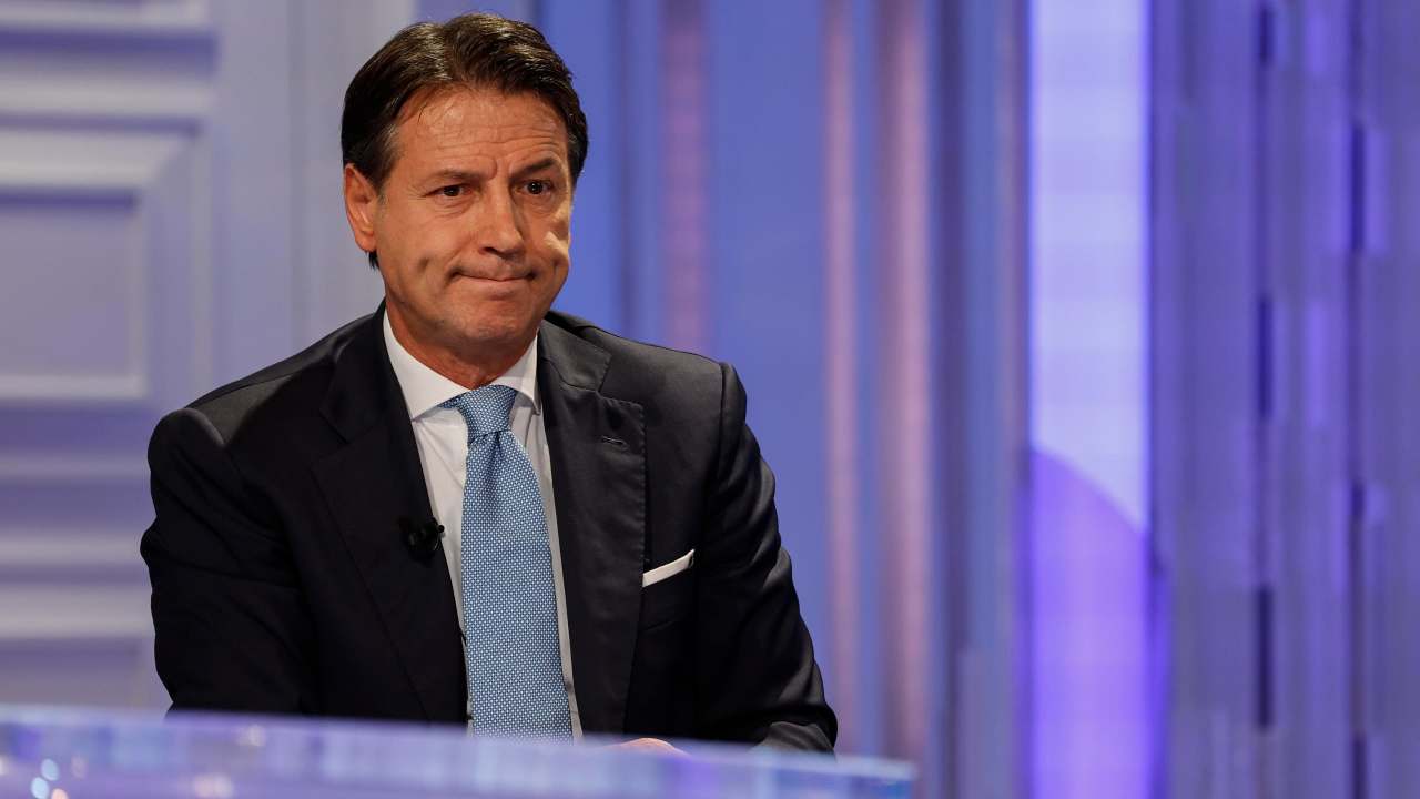 Giuseppe Conte contro Meloni ed il Rdc