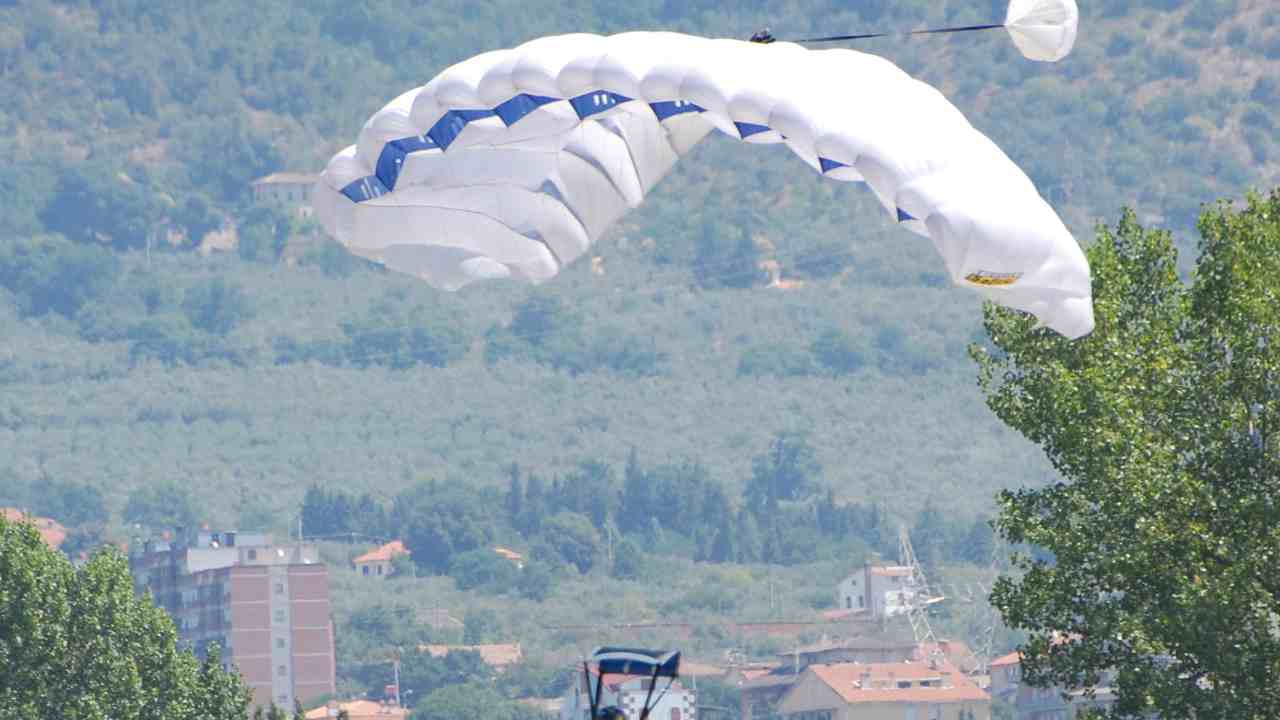 Incidente con il paracadute per una tiktoker