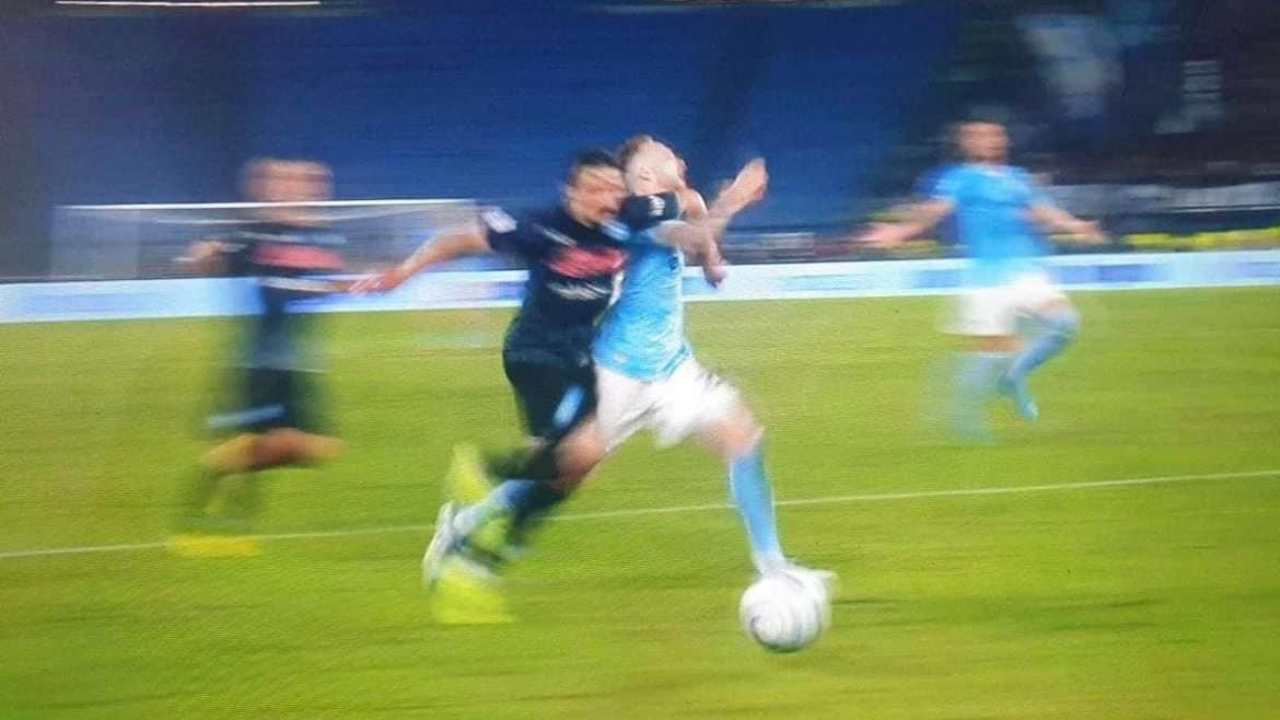 Polemiche per la gomitata di Mario Rui a Lazzari