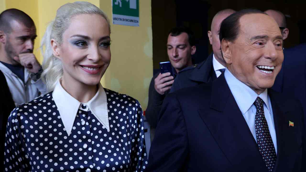 Il regalo della Fascina a Berlusconi non passa inosservato