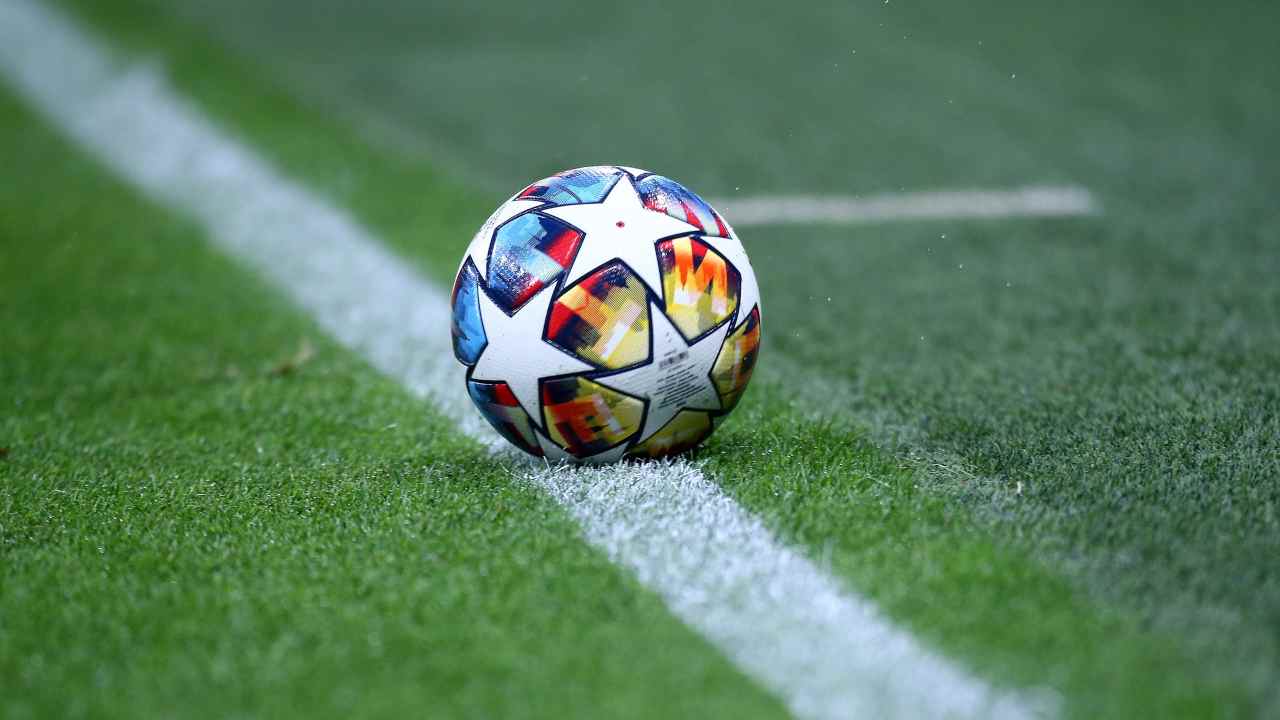 Nervi tesi in campo, tifoso dà calcio a calciatore