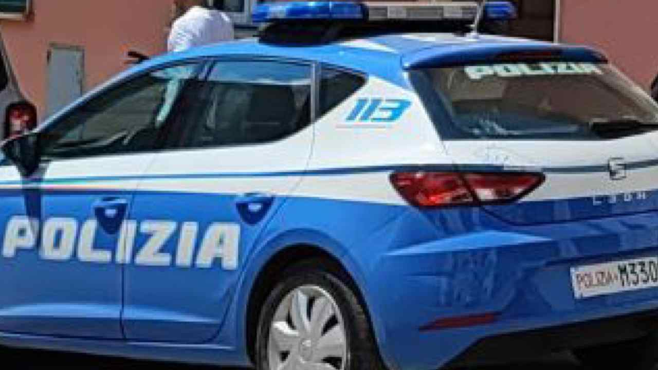 Sequestra e tenta di dare fuoco a inquilino