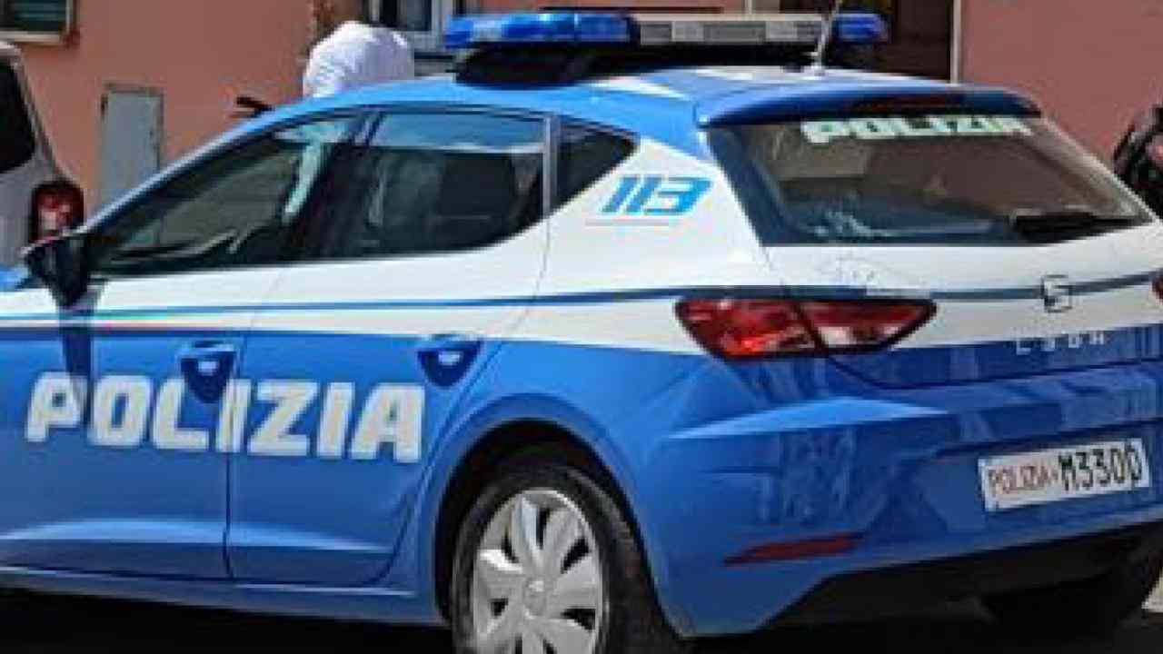 Tenta di bruciare casa dei genitori della ex