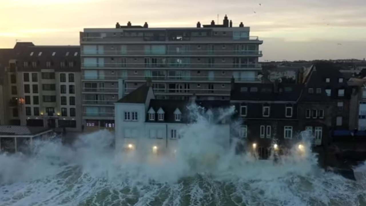 Saint-Malo, le onde che arrivano fino al quarto piano del palazzo