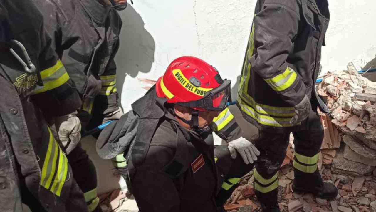 Tragedia a Taranto, crolla solaio