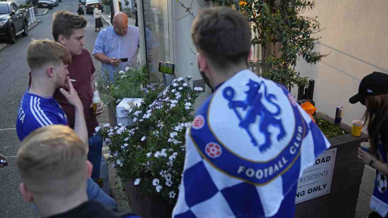 Tifosi del Chelsea contro uno degli ultimi acquisti