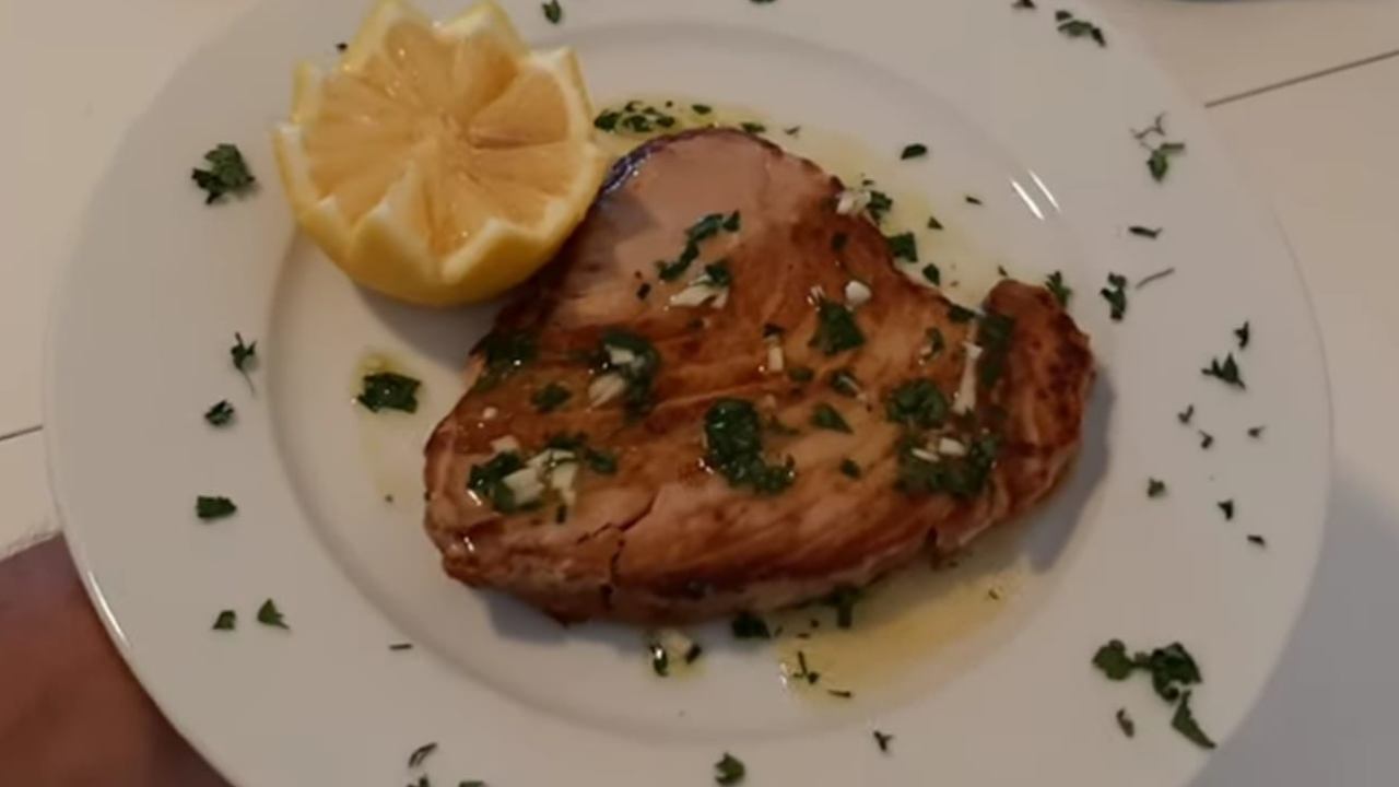 Mangiano tonno fresco al ristorante e si sentono male