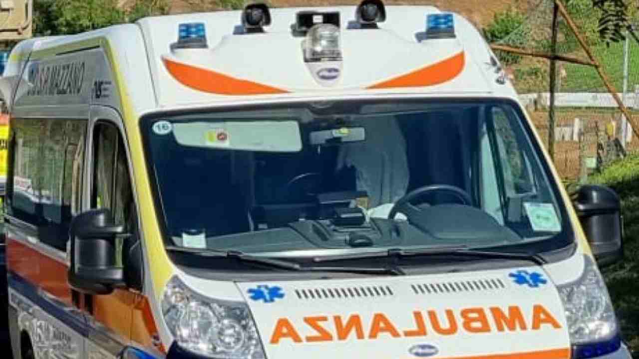 Ragazzo si dà fuoco davanti a caserma carabinieri