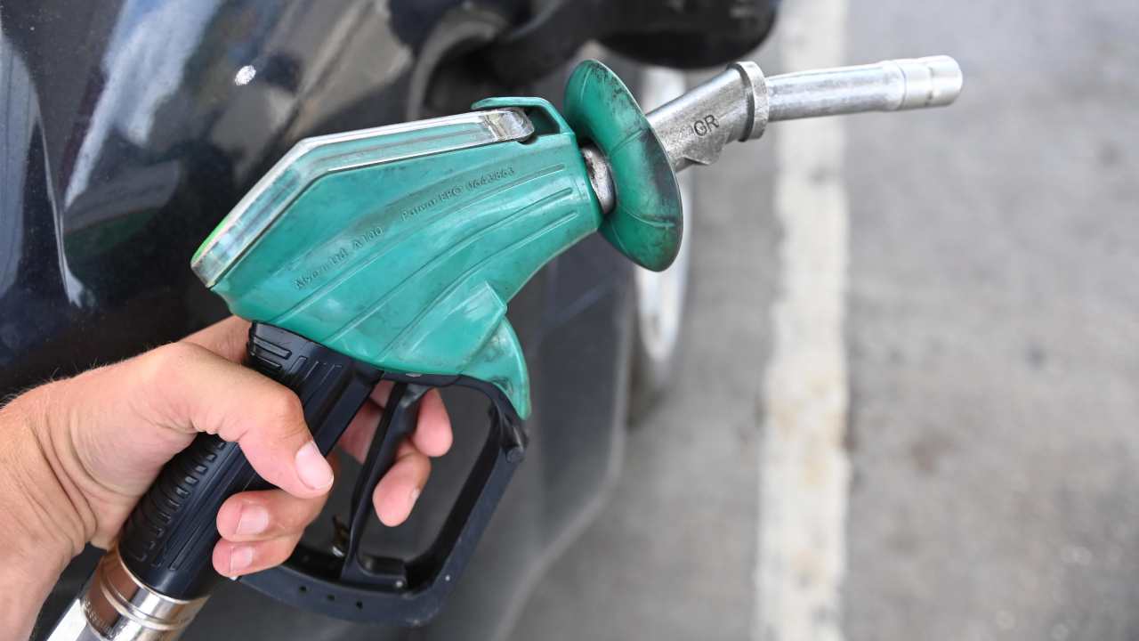 Benzina, ci risiamo: altri aumenti