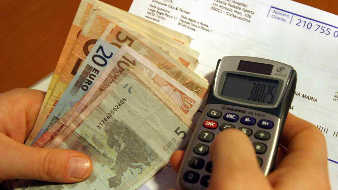 Datore di lavoro pronto a pagare bollette ai suoi dipendenti