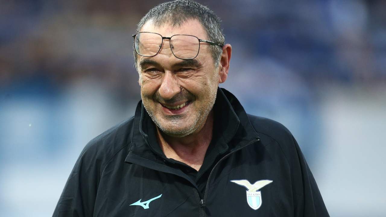 Sarri esulta dopo la vittoria ottenuta contro l'Atalanta