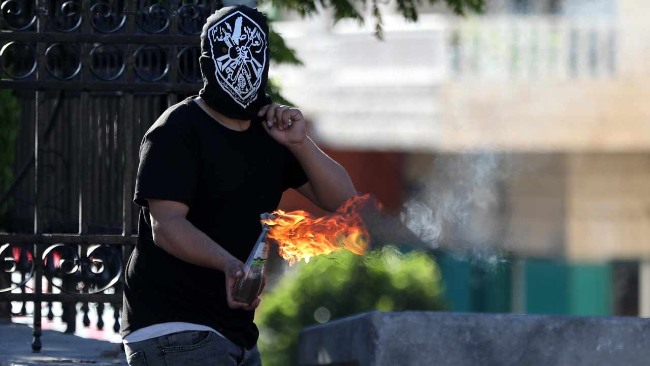 Lancia molotov, ma nel balcone sbagliato