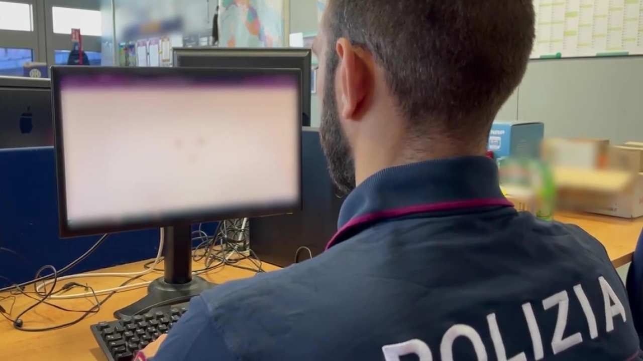 Ricattati per aver visitato siti porno, interviene la polizia