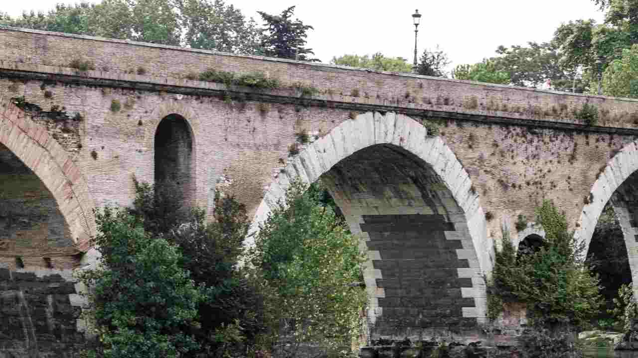 Scatta una foto dal Ponte Milvio ma precipita sugli scogli