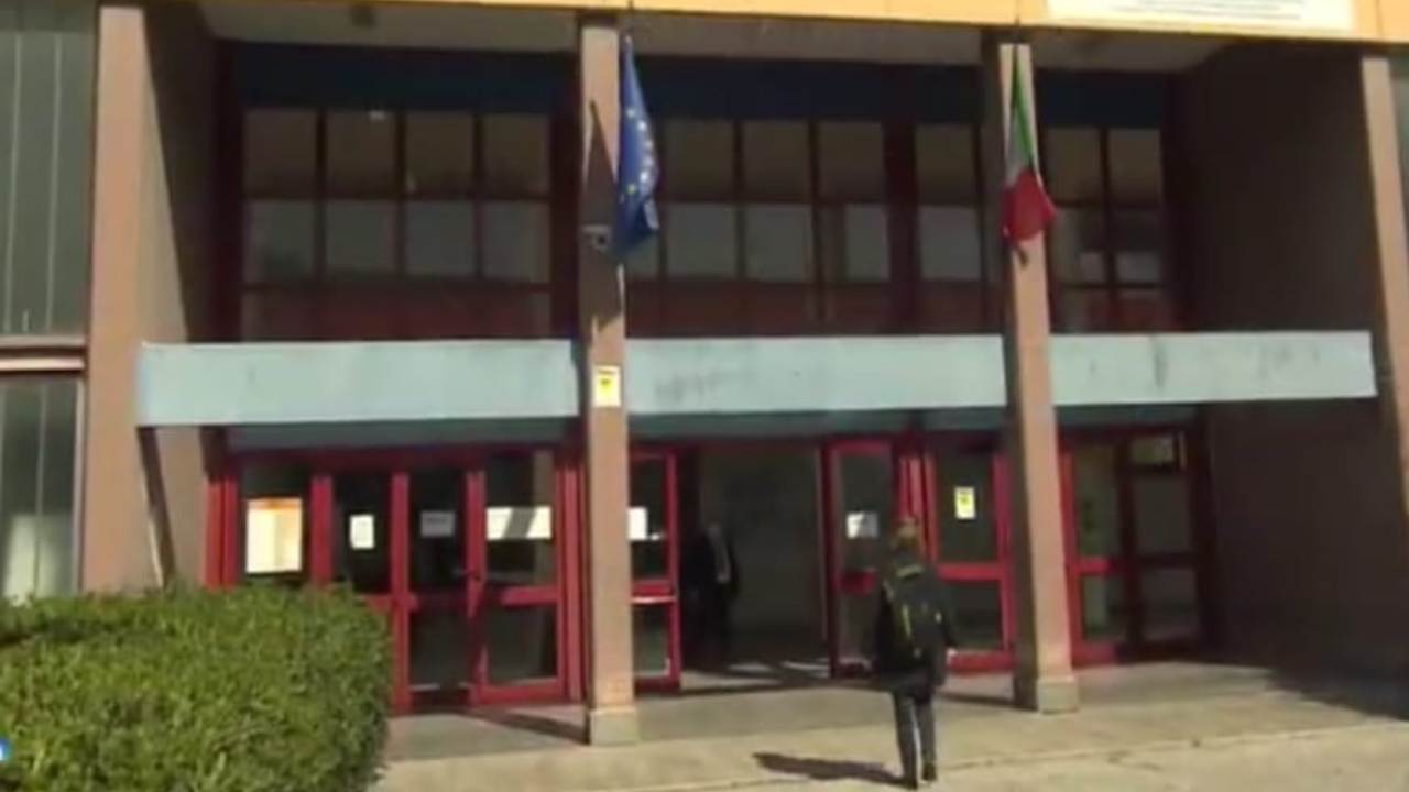 Docente picchiato da una studentessa all'interno della scuola