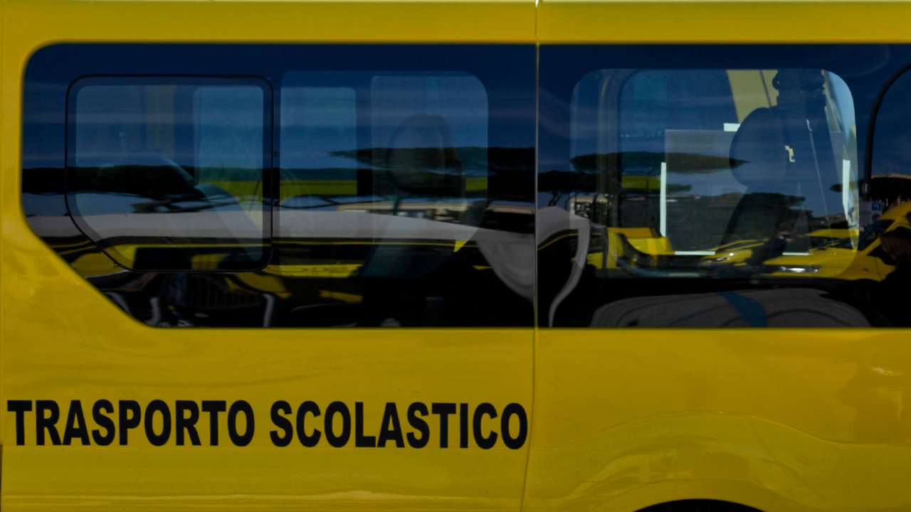 Scuolabus finisce fuoristrada 