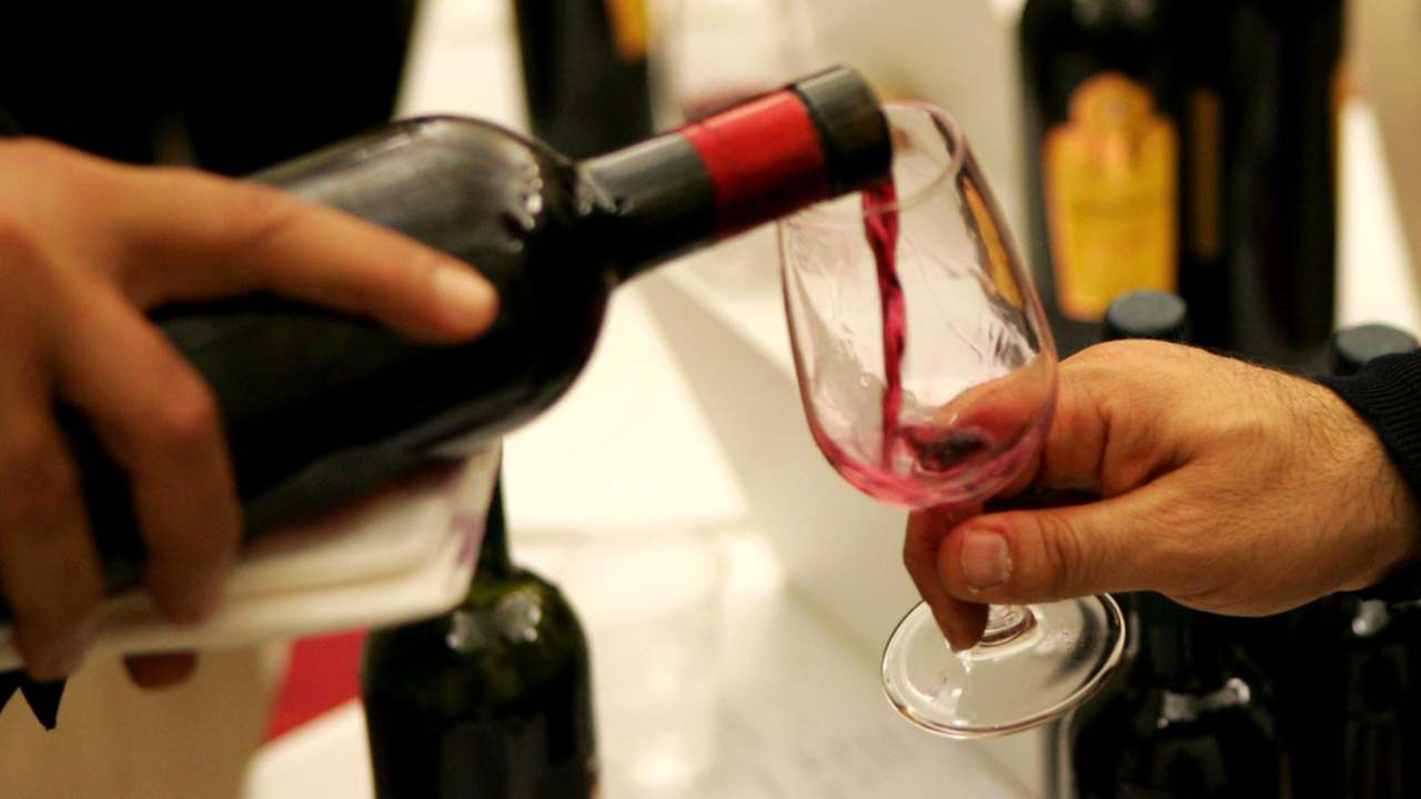 Bere un bicchiere di vino rosso fa bene