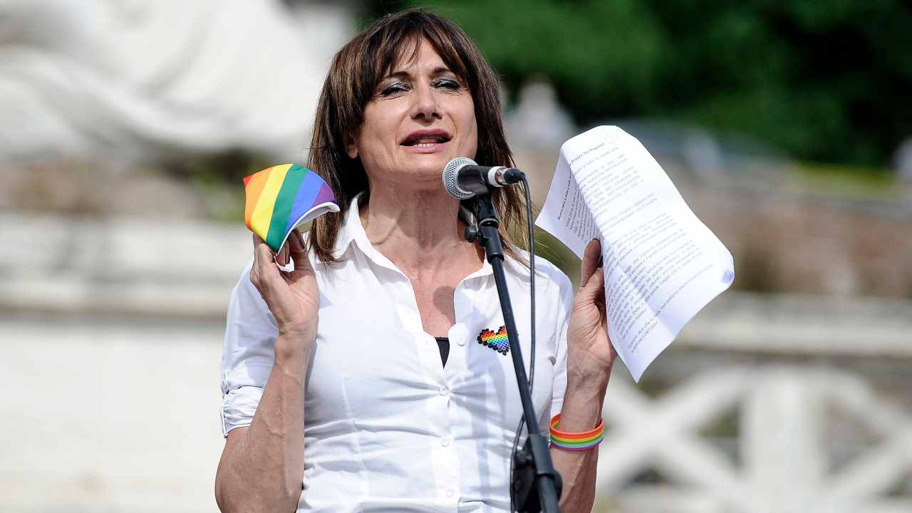 Luxuria sul mondo gay nella politica